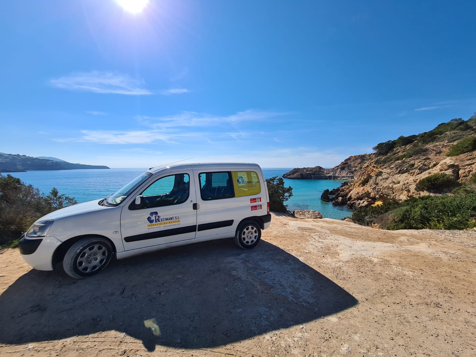 Nueva furgoneta para los servicios de Limpieza Industrial en las plantas de hormigón de CEMEX Ibiza.